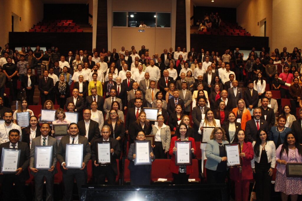 Recibe la UAT reconocimientos a la Calidad Educativa.