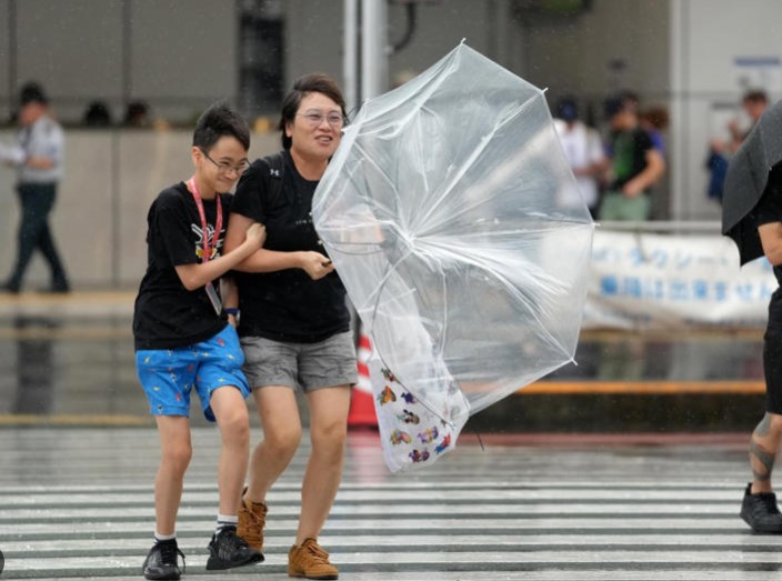 Vuelos y trenes cancelados en Japón por alerta de tifón ‘Ampil’