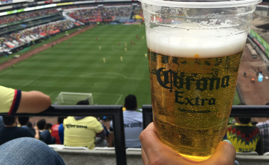 ONG pide que se regule la venta de alcohol en los estadios de México