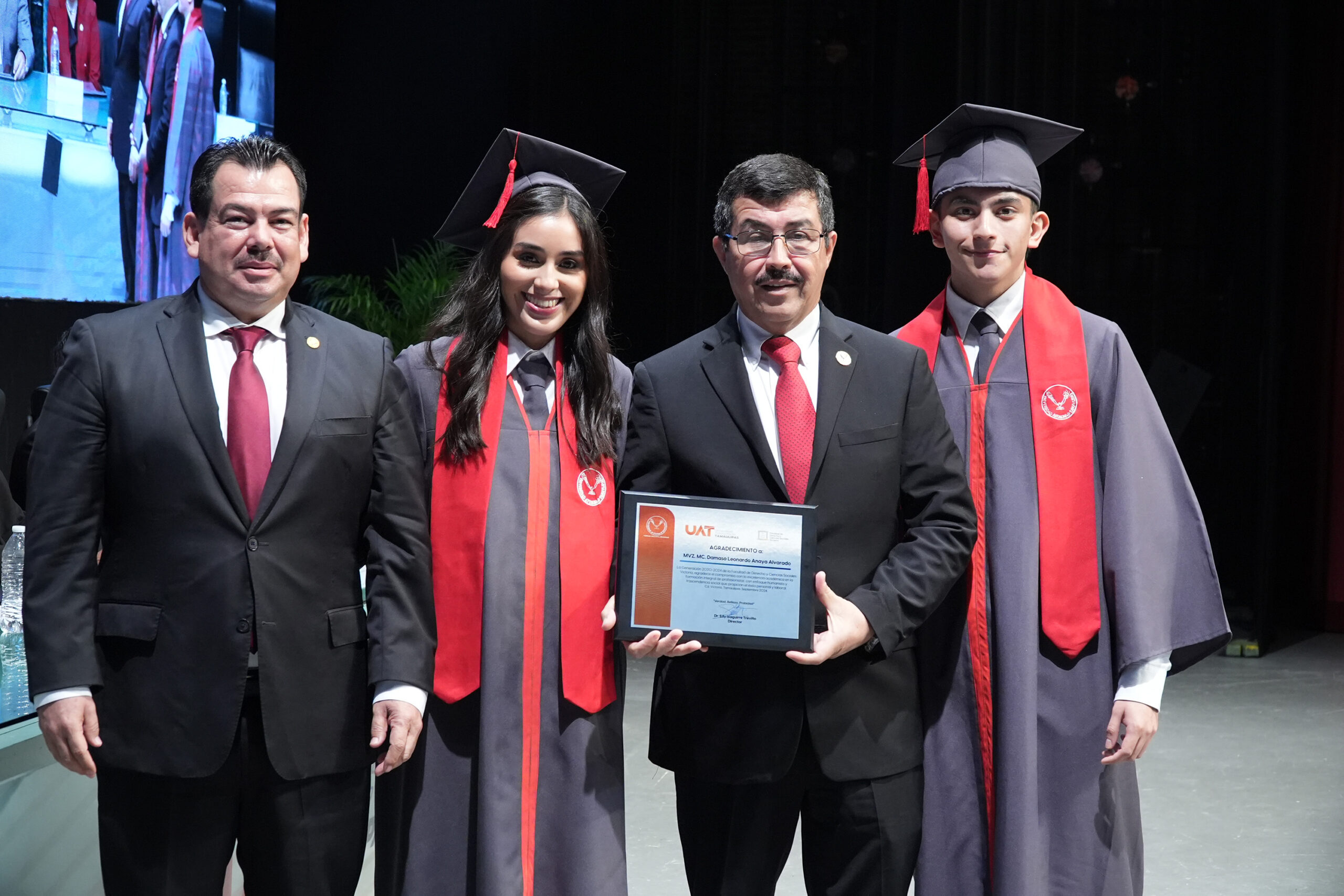 El rector Dámaso Anaya preside la graduación de 161 egresados de la UAT