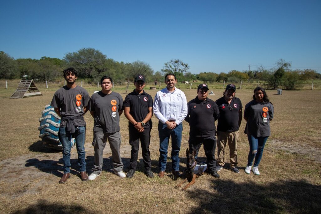 Estudiante de la UAT aporta su experiencia en adiestramiento canino al servicio comunitario