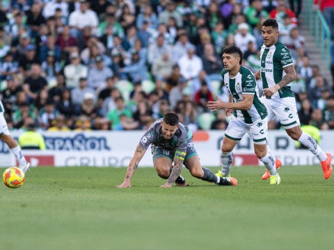 Santos Laguna remonta y derrota 2-1 al invicto León en Liga MX