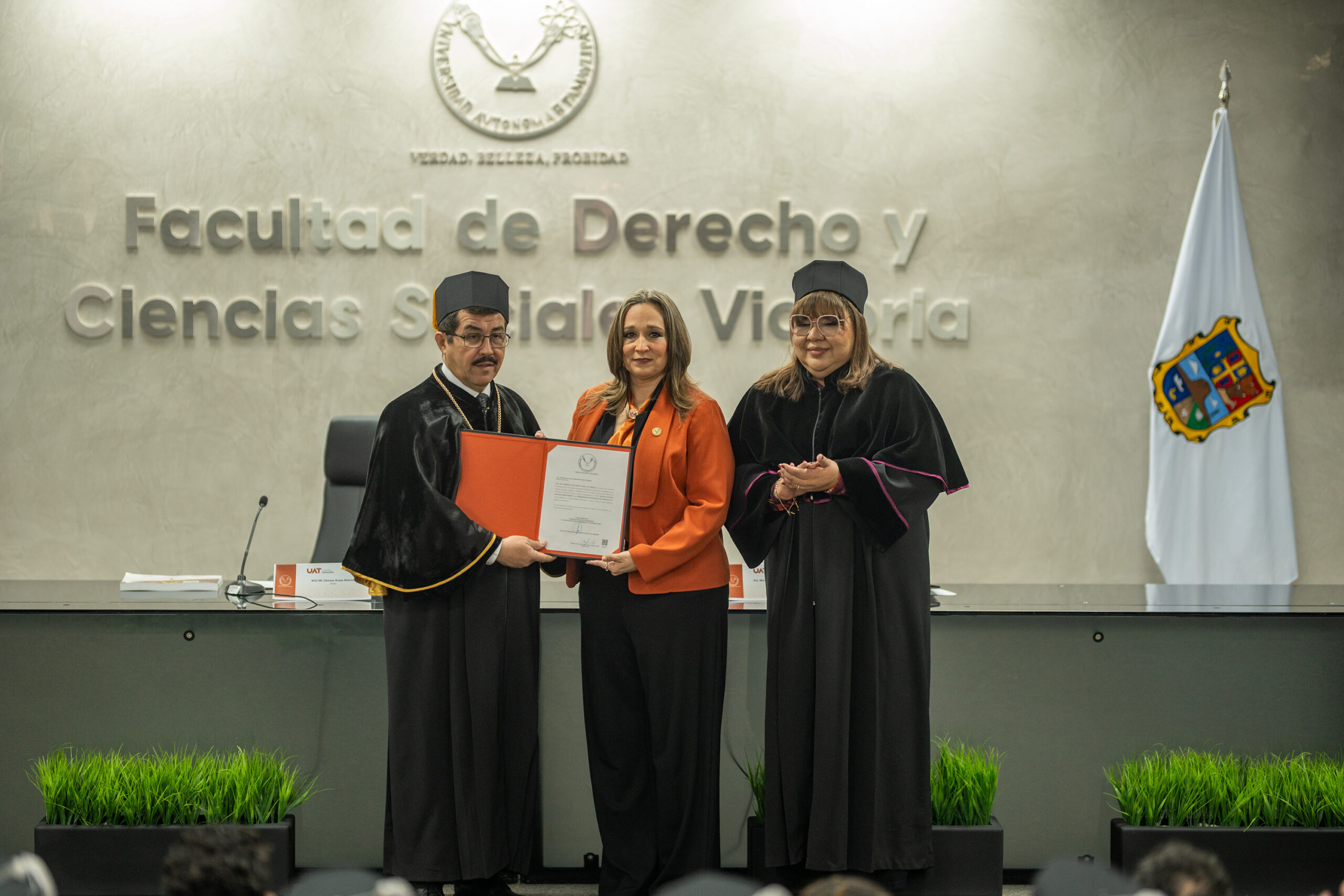 Recibe Isolda Rendón nombramiento de presidenta honoraria de Familia UAT