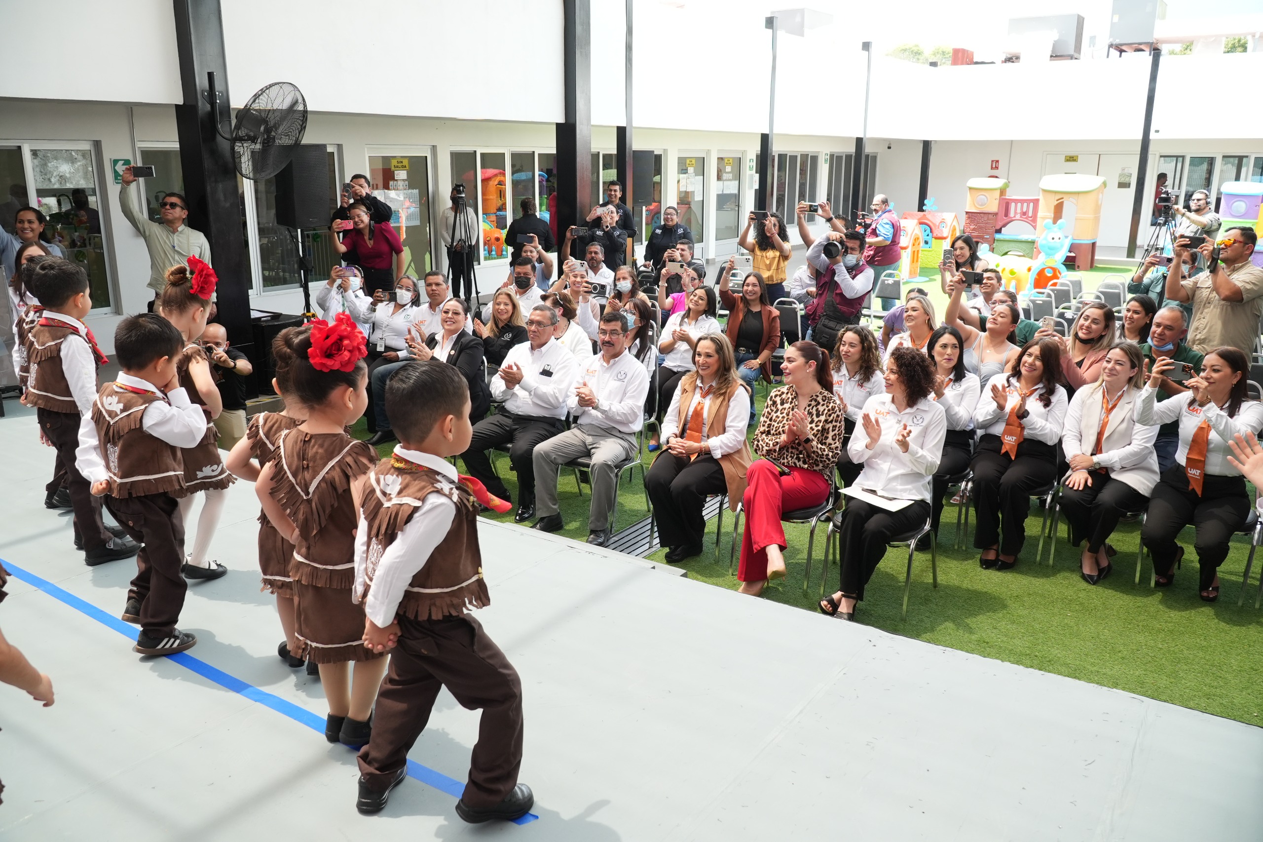 Entrega rector Dámaso Anaya moderna guardería CENDI UAT-IMSS