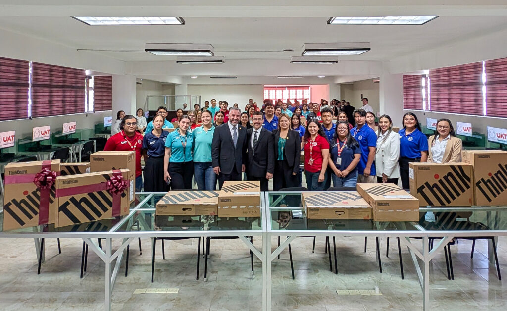 Equipa rector de la UAT centros de cómputo en Reynosa y Valle Hermoso