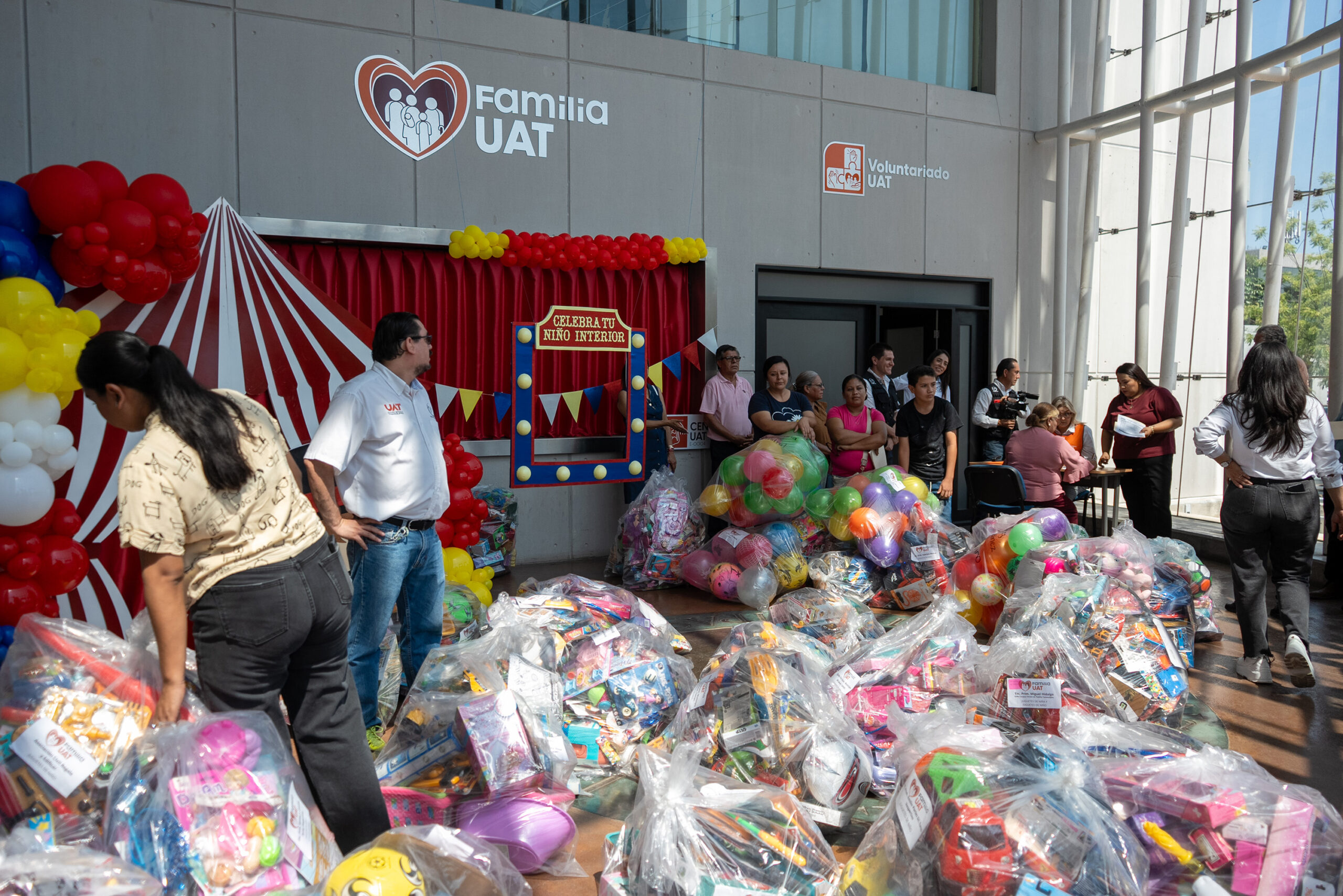 Alegrando corazones, la UAT entrega juguetes a la niñez tamaulipeca