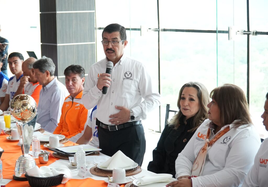 Felicita Dámaso Anaya a los Correcaminos campeones de la Liga Premier