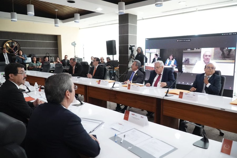 Toman protesta nuevos integrantes del Patronato de la UAT