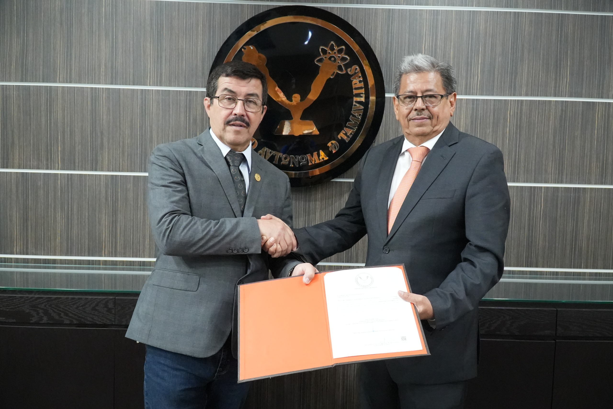Designa rector a Ismael Quintanilla como abogado general de la UAT