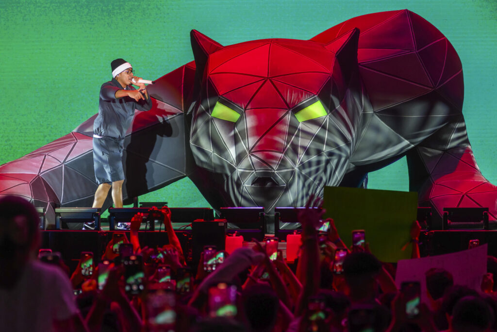 Rauw Alejandro y Myke Towers triunfan en los Premios Tu Música Urbano con 3 galardones