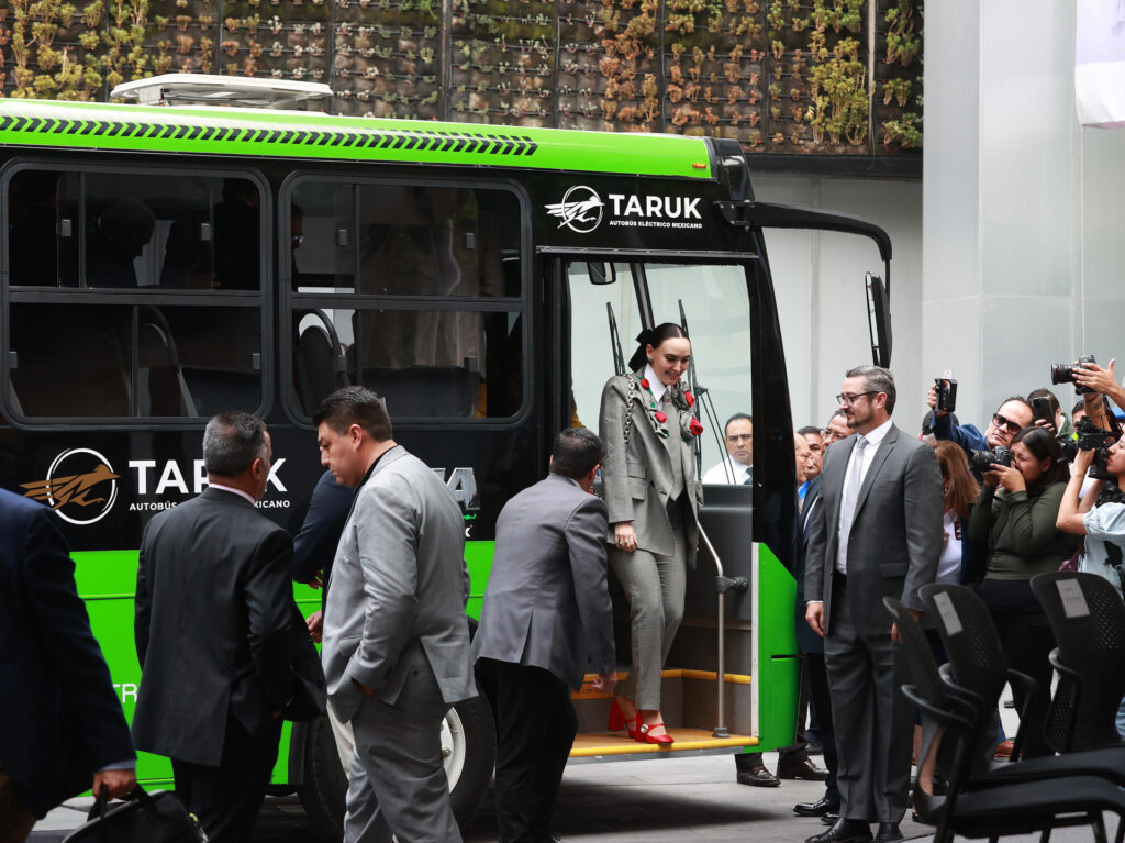 México presenta Taruk, el primer autobús eléctrico fabricado en el país
