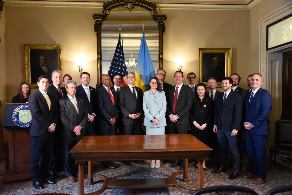 EE.UU. y Ucrania firman el acuerdo para la explotación conjunta de minerales ucranianos