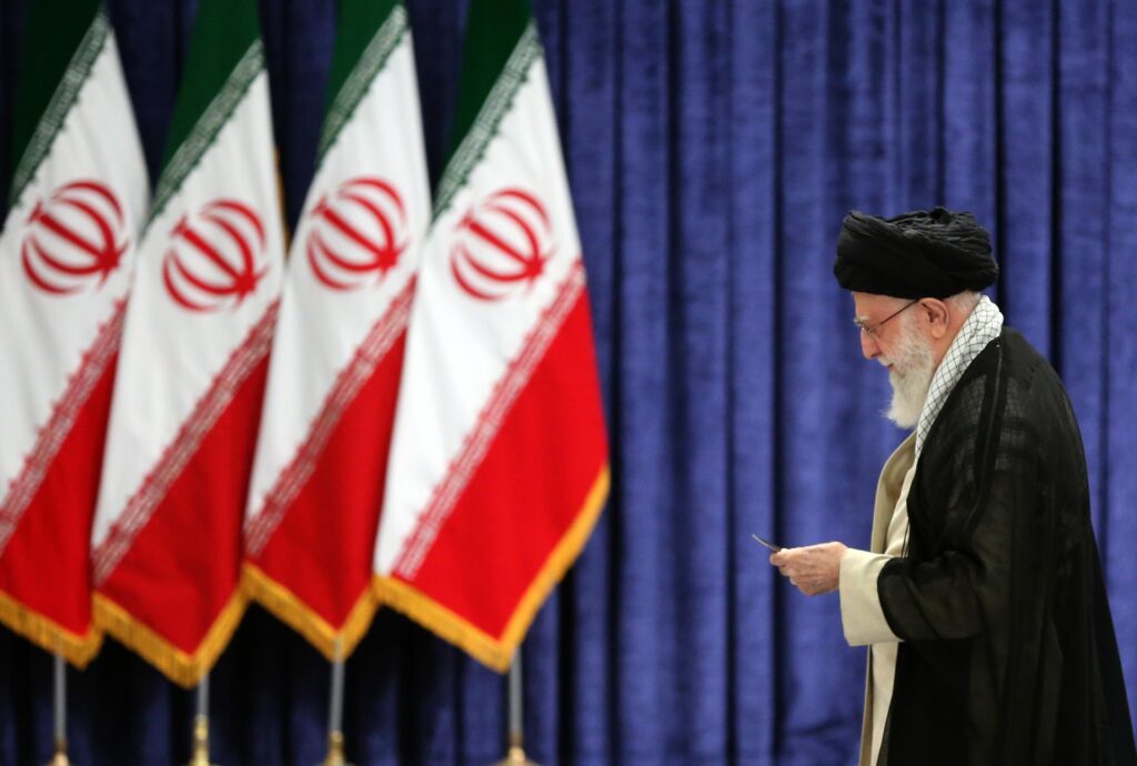 Líder supremo de Irán advierte a EE.UU. que cualquier intervención militar causara “daño irreparable”