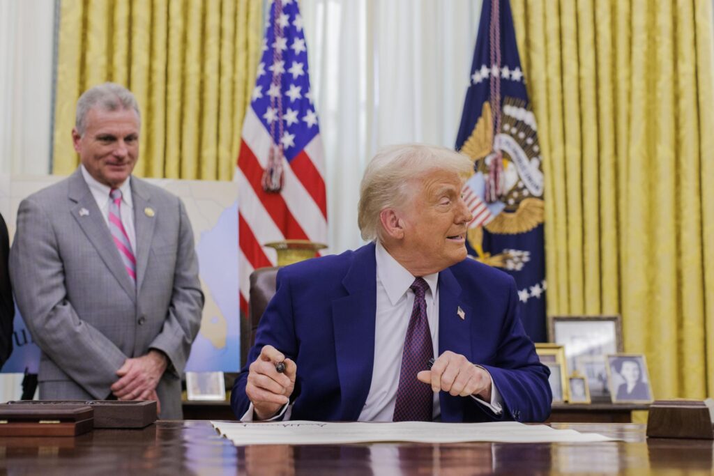 Demandan en Nueva York a Trump por negar ciudadanía a hijos de indocumentados