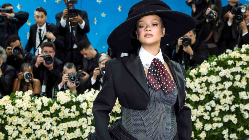 Rihanna anuncia su tercer embarazo en la Met Gala