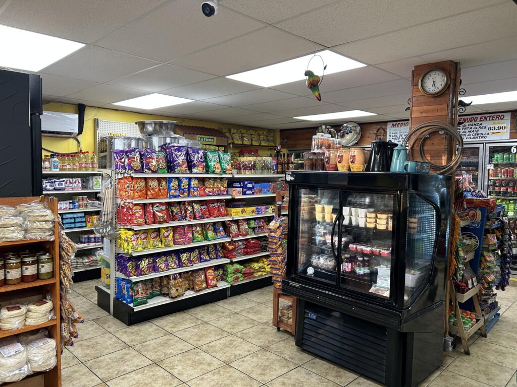 ‘Visitas’ de ICE a negocios latinos en EE.UU. espantan a trabajadores y compradores