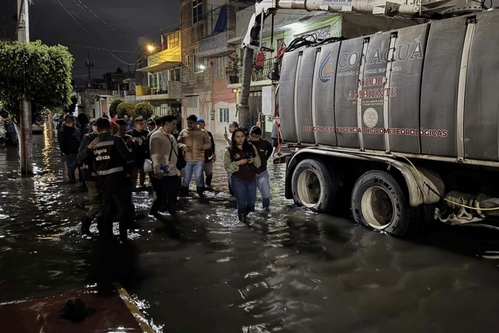 Tres colonias de Nezahualcóyotl, Edomex, siguen inundadas tras tormenta del sábado