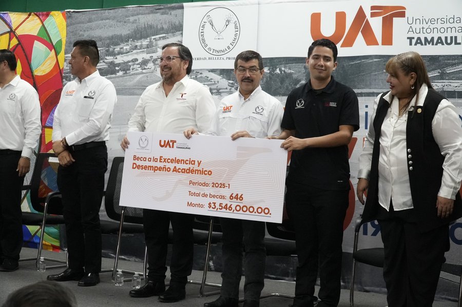 UAT y Secretaría de Educación entregan más de 8 000 becas a universitarios