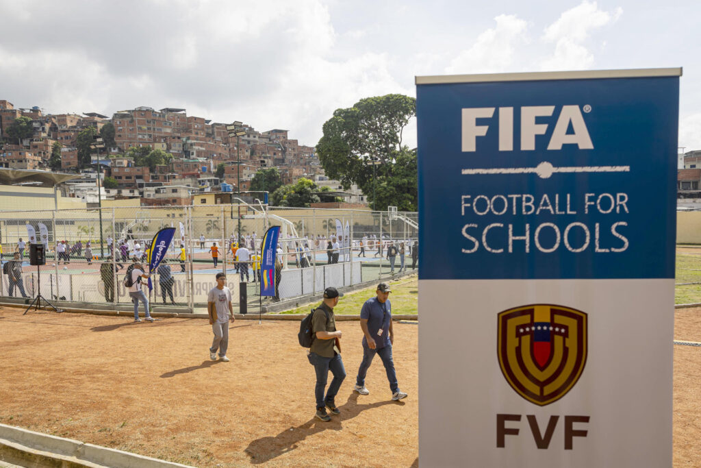 Jugar al fútbol y estudiar, el proyecto de la FIFA que llegará a 500 escuelas de Venezuela