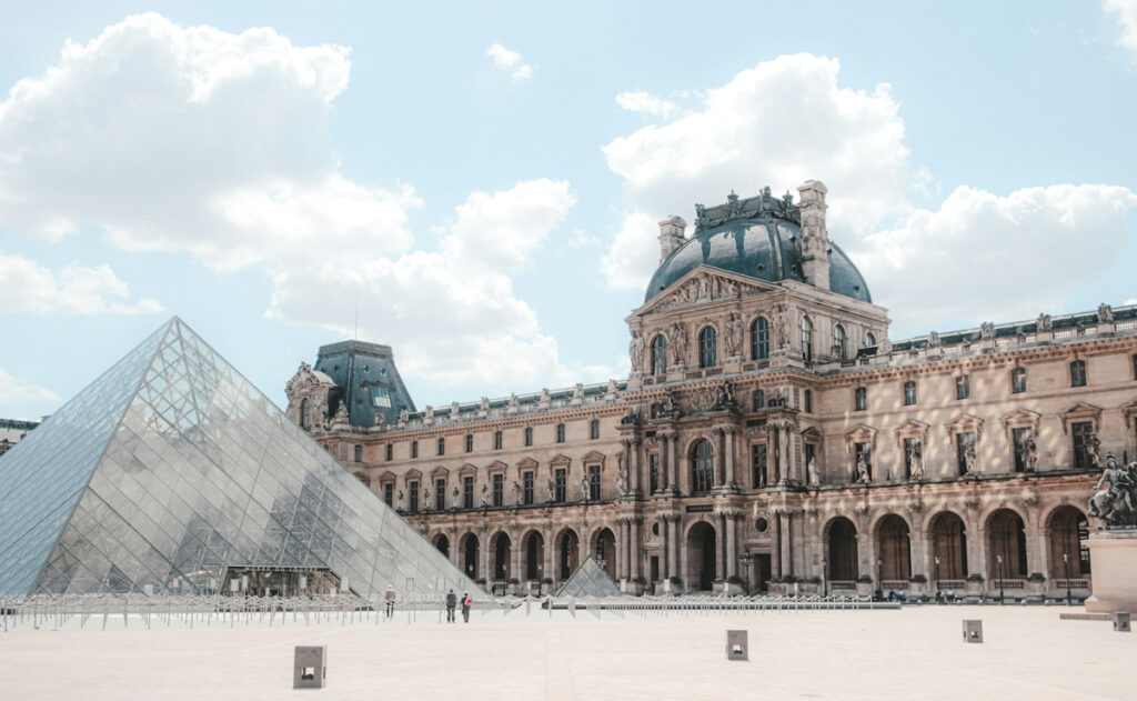 Roban joyas del Museo del Louvre en París; ¿qué piezas se llevaron?
