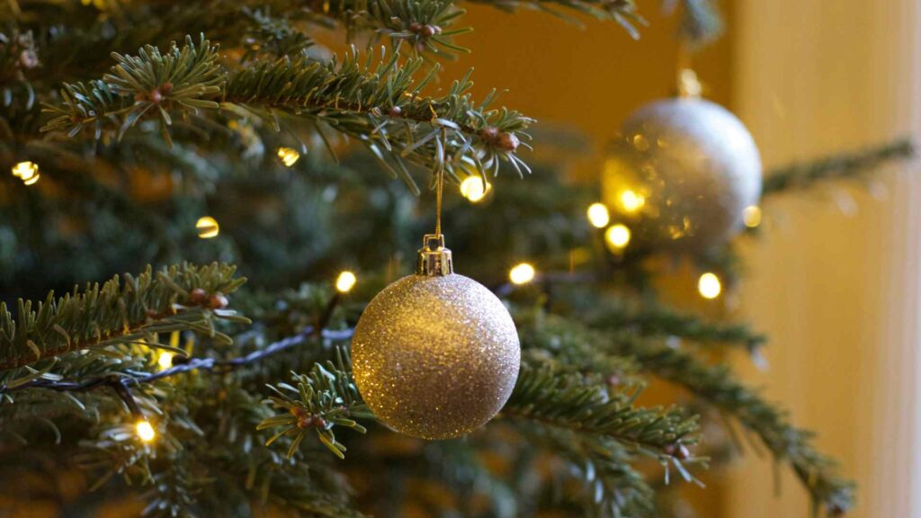 Trabajar en Navidad se paga triple; la ley respalda a los empleados