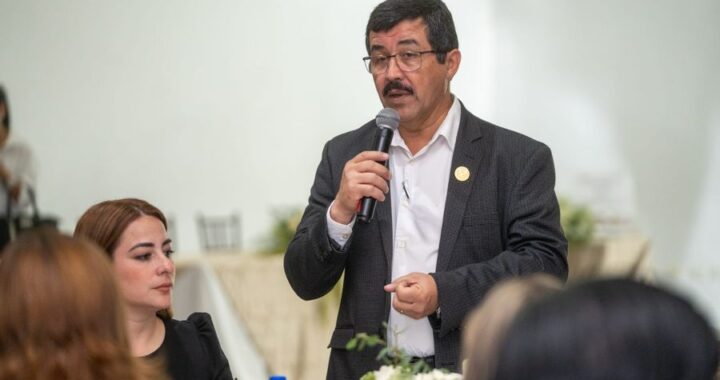 Festejan a maestros de Familia UAT