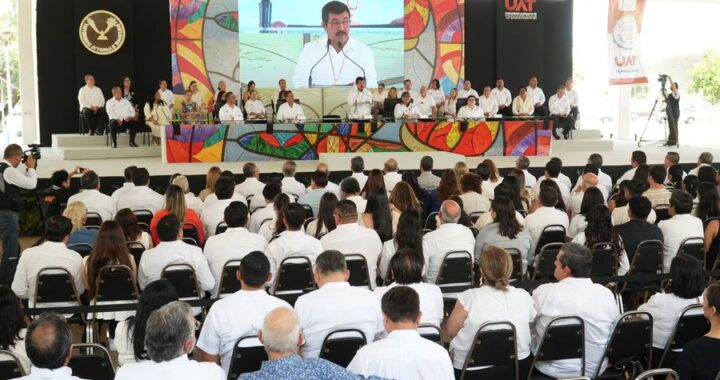 En homenaje solemne reconoce la UAT trayectoria de 215 docentes